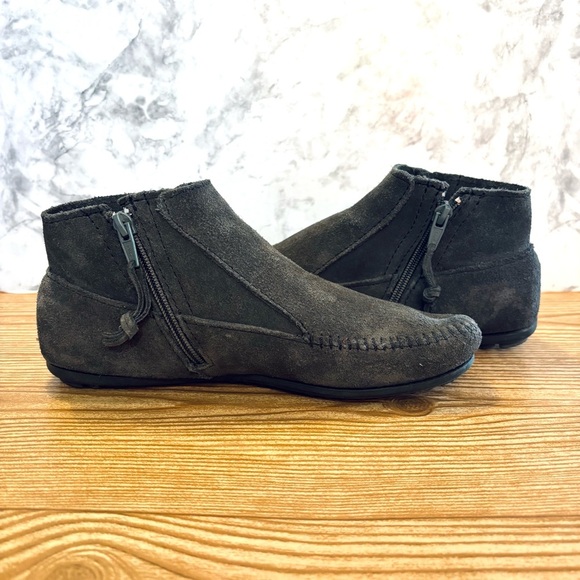 Minnetonka Gray Suede Leather Fringe Ankle Boots Booties Size 7 Western Moccasin - Picture 4 of 6